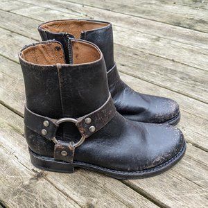 BNIB Frye Veronica Harness Short Size 7.5M Distressed Black